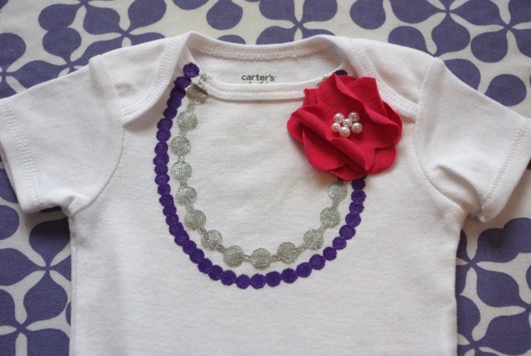 baby-kropp-målning-flicka-halsband-blomma