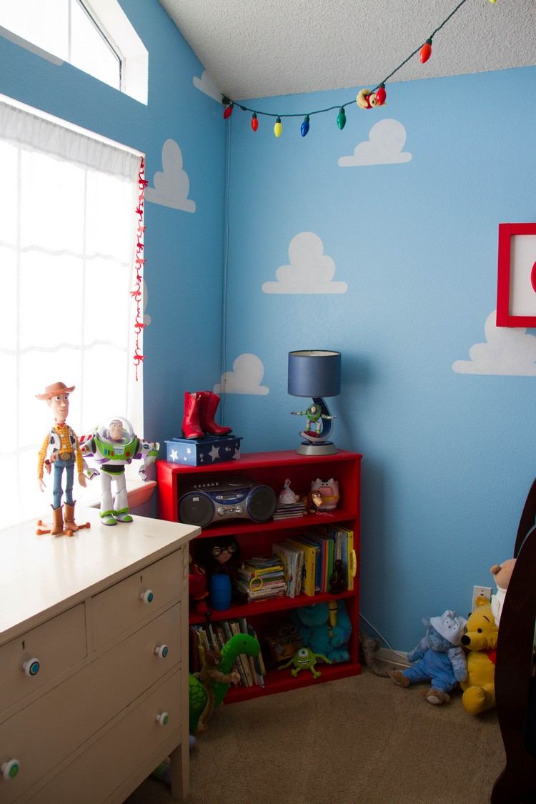 barnrum-dekoration-moln-blå-vägg-måla-leksak-berättelse-rum
