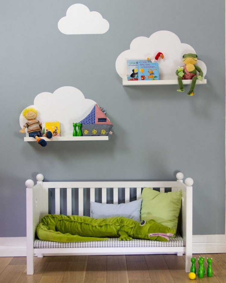 barnrum-dekoration-moln-väggmålning-hyllor-babyrum
