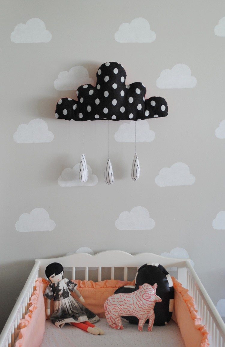barnrum-dekoration-moln-babyrum-idéer-mobil-väggmålning