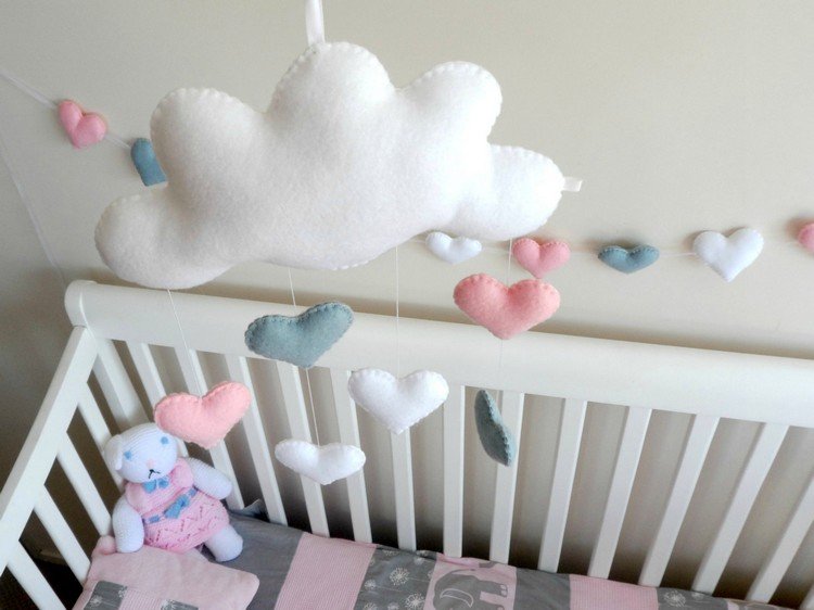 barnrum-dekoration-moln-mobil-hjärtan-gör-själv