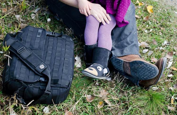 Babytillbehör-vaeter-blöjväska-laptop-väska-barnskor-utanför-gräs-väska