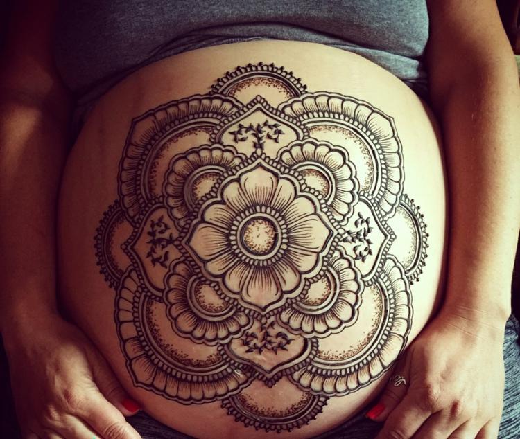 baby-bump-målning-henna-tatuering-mandala-romantisk-hållbar