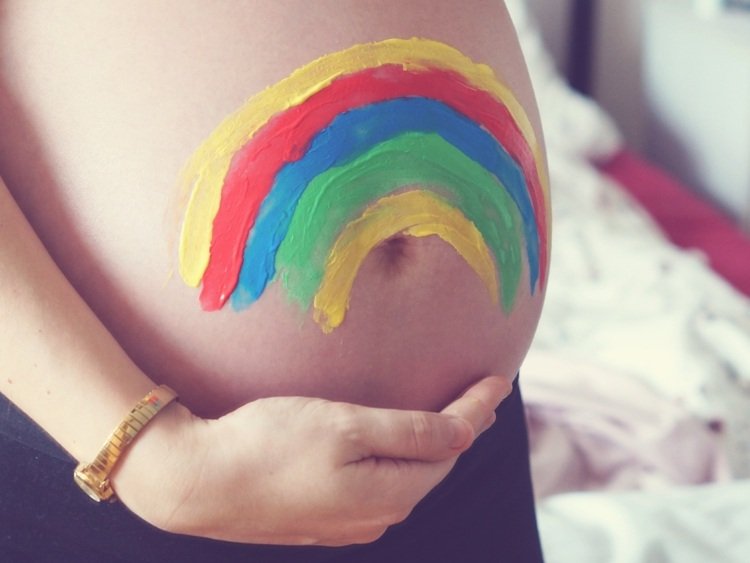 baby-bump-måla-barn-syskon-regnbåge-finger-färger