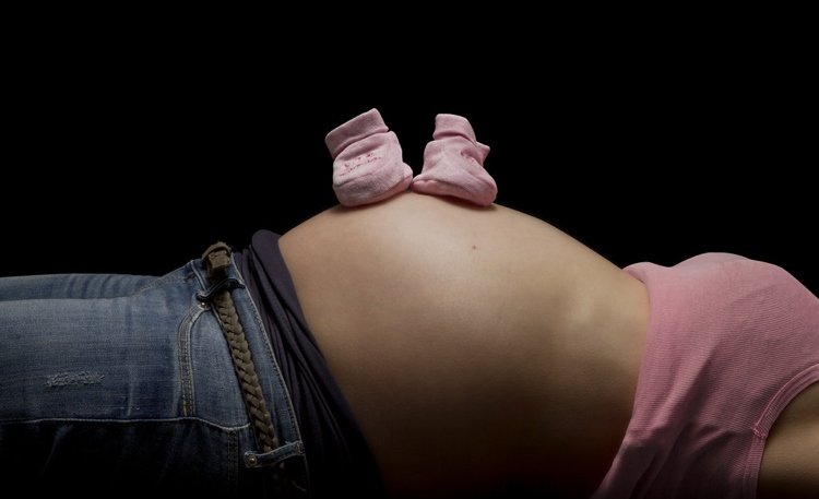 Gör babybumpfoton själv -graviditetsbilder-idéer-tips-babyskor-babysockor