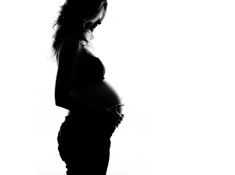 Gör babybumpfoton själv -graviditetsbilder-idéer-tips-svart-vit-silhuett
