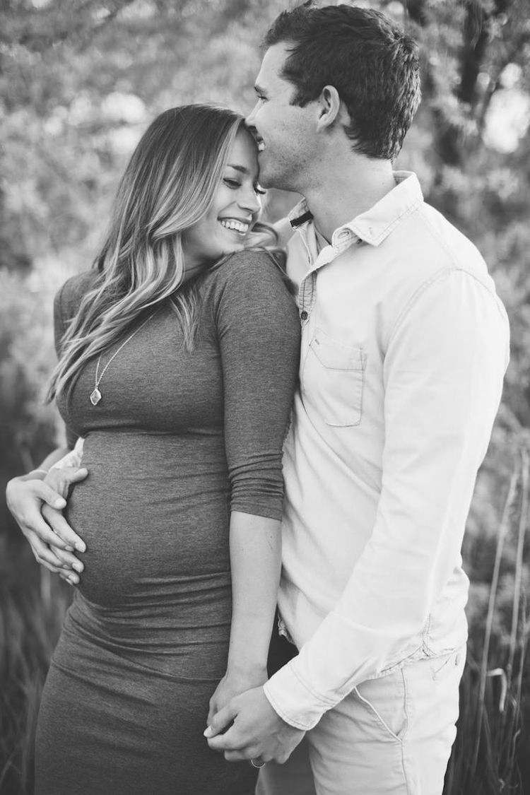 baby bump foton-gör-det-själv-graviditet-foton-idéer-tips-svart-vita-par-föräldrar