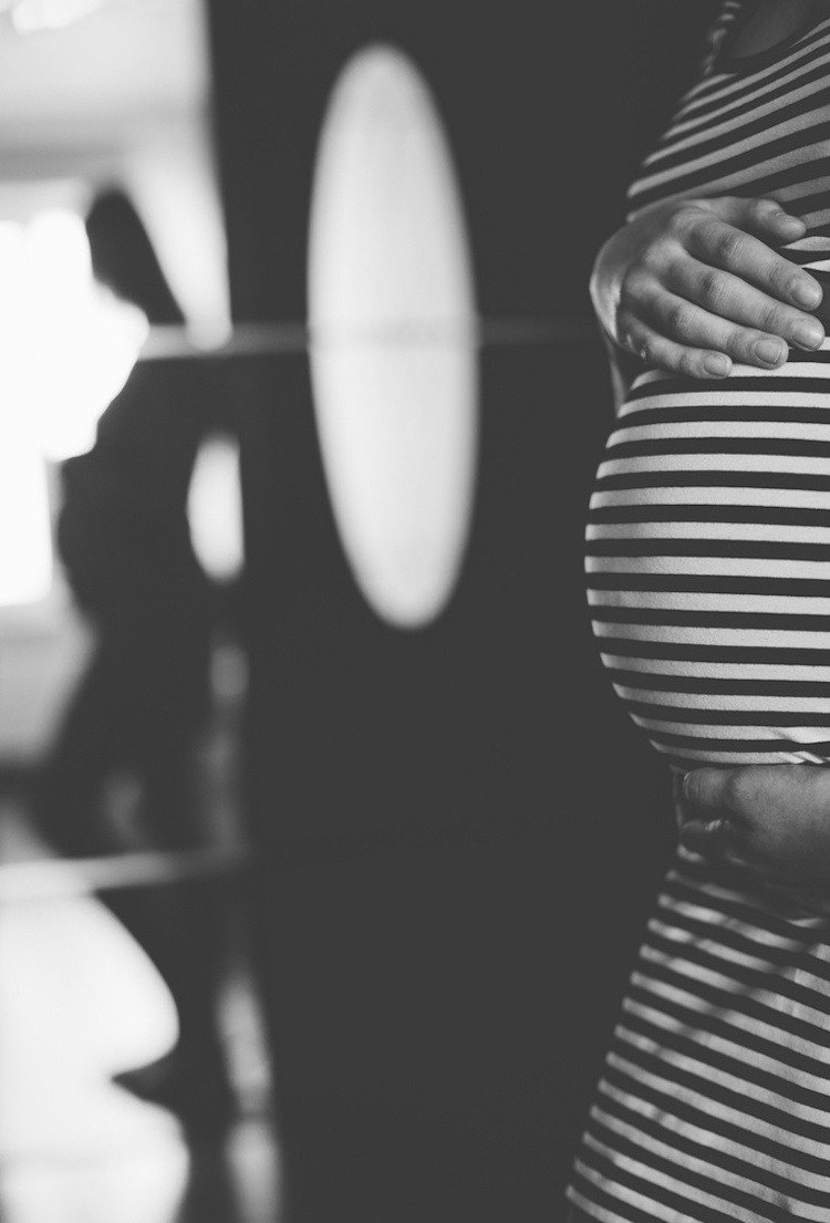 Gör babybumpfoton själv-graviditetsfoton-idéer-tips-svart-vit-mage
