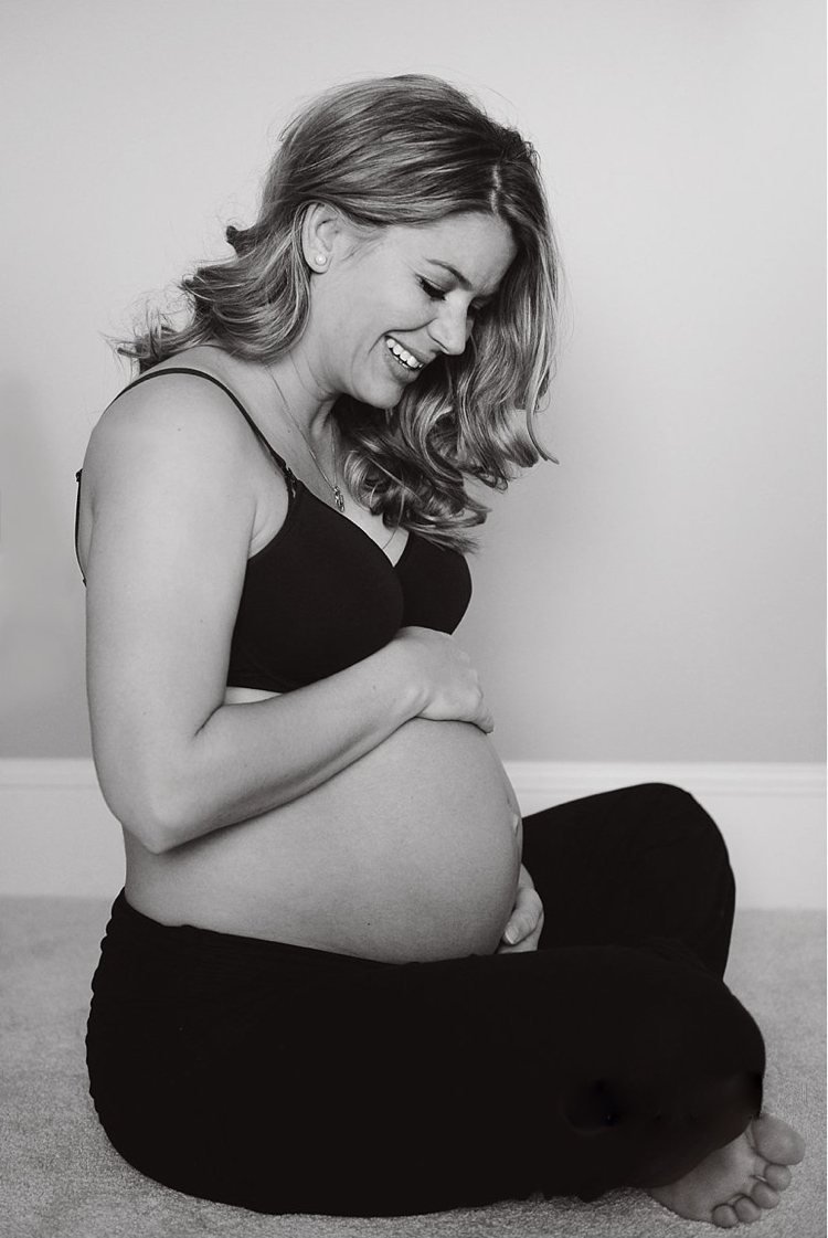 Gör babybumpfoton själv -graviditets-foton-idéer-tips-svart-vit-söt