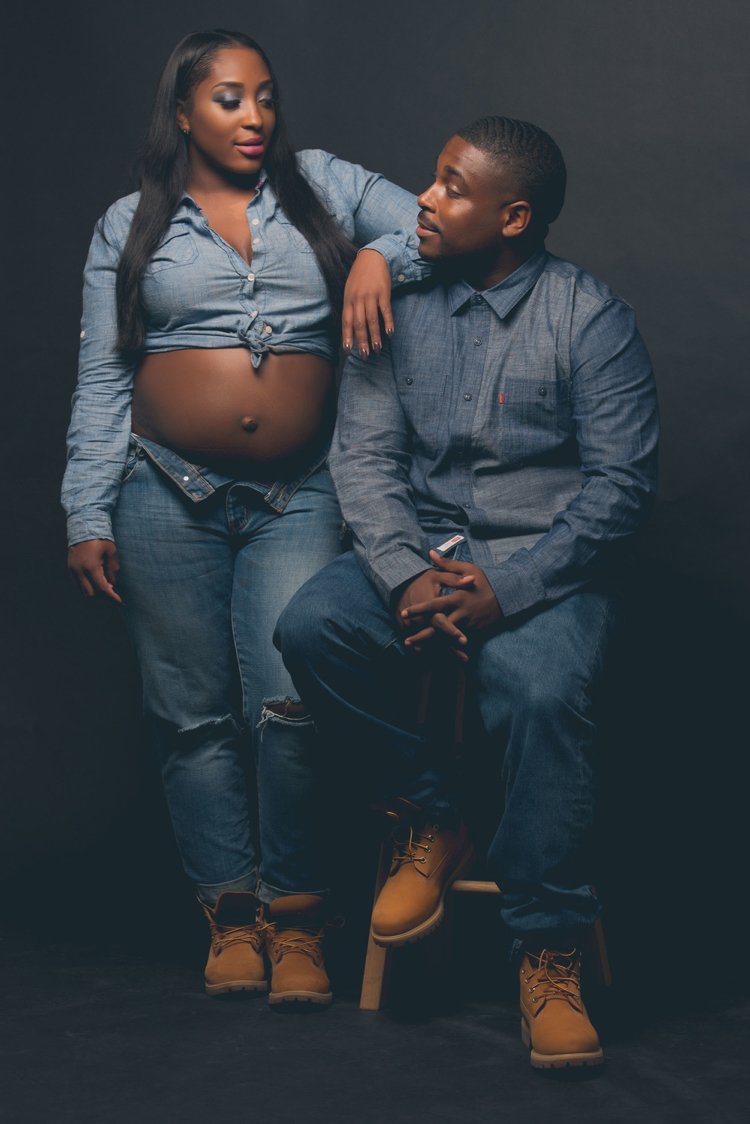 babybula foton-gör-det-själv-graviditetsfoton-idéer-tips-tema-jeans-par