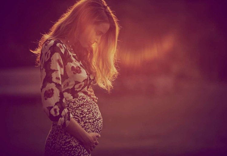baby bump foton-gör-det-själv-graviditet-foton-idéer-tips-boho-solnedgång-blake-livlig