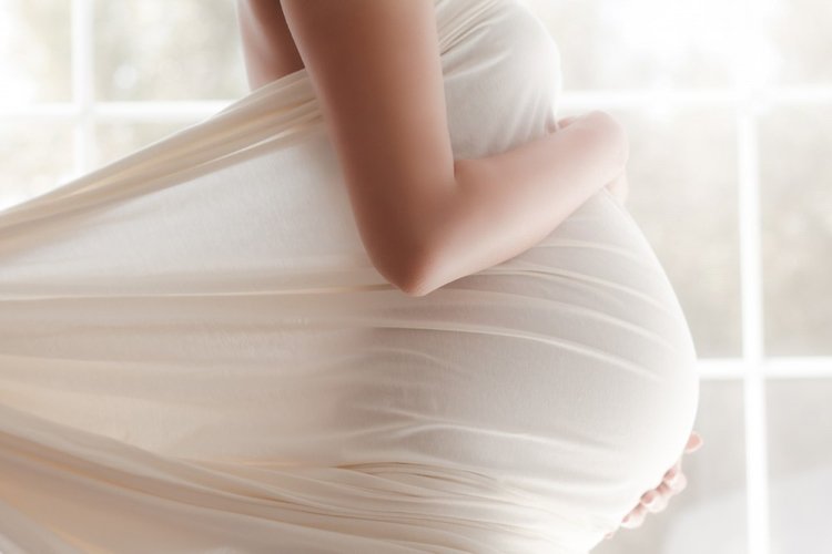 Gör babybumpfoton själv -graviditets-foton-idéer-tips-öm-vit-duk
