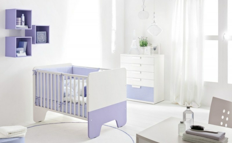 Babysäng-lila-vit-trä-detaljer-idéer