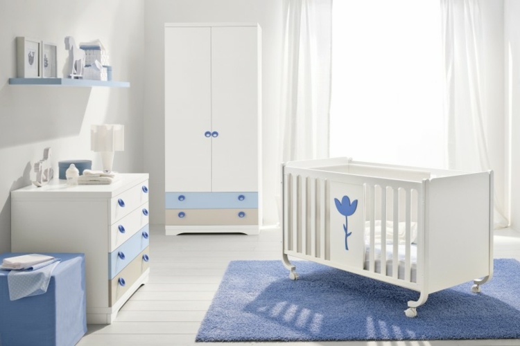 Babysäng-stötfångare-blommig-motiv-blå-matta