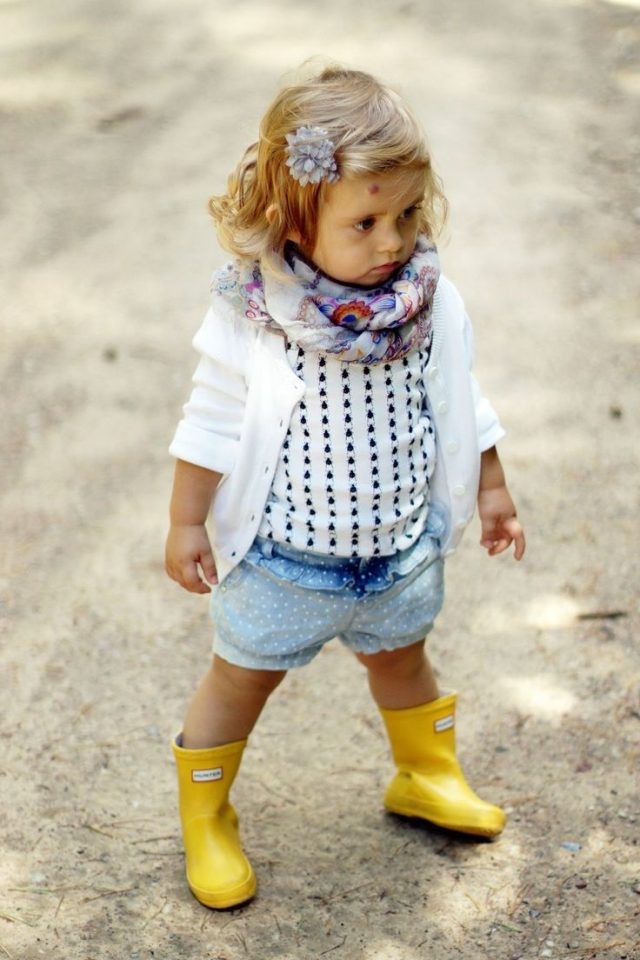 Babykläder för flickor outfit-idéer-halsduk-kofta-gula gummistövlar