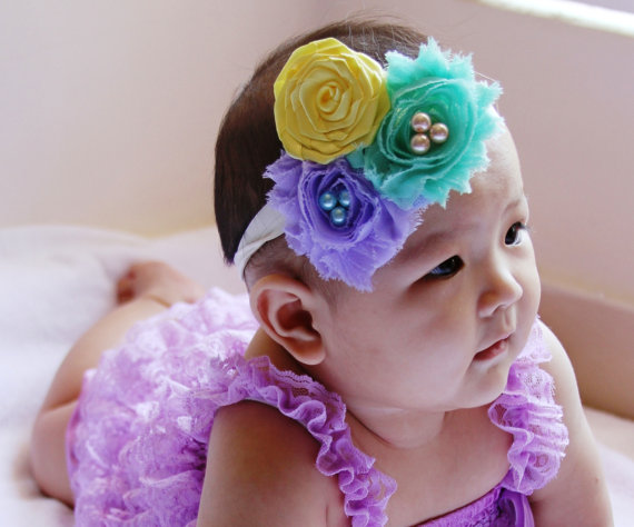 baby-mode-lila-spets-klänning-pannband-tyg-blomma-pärlor