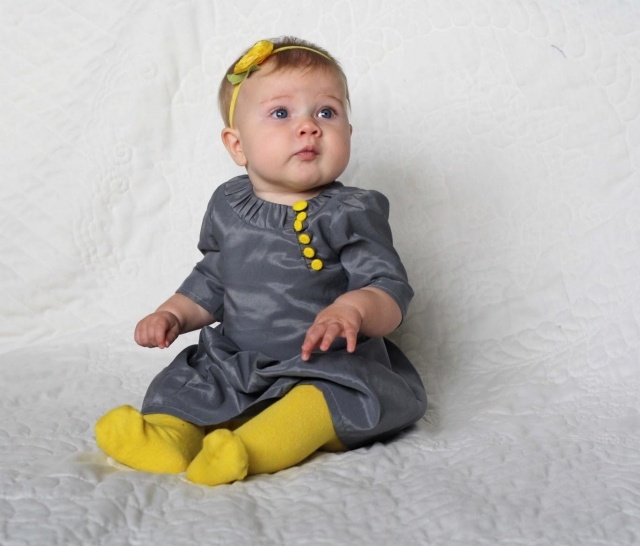 baby-kläder-flicka-mörk-grå-klänning-senap-gul-accenter