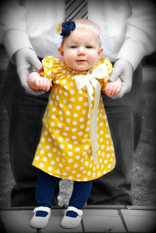 bebiskläder-tjej-gul-klänning-vita-prickar-blå-byxor