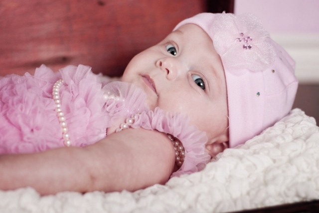 baby-kläder-flicka-rosa-spets-klänning-hatt-lume-strass