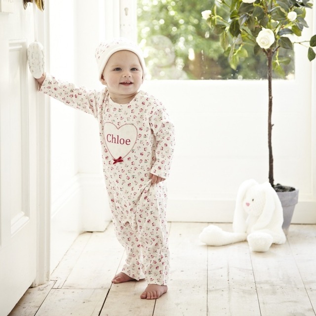 baby-kläder-flickor-pyjamas-blommig-mönster-personlig