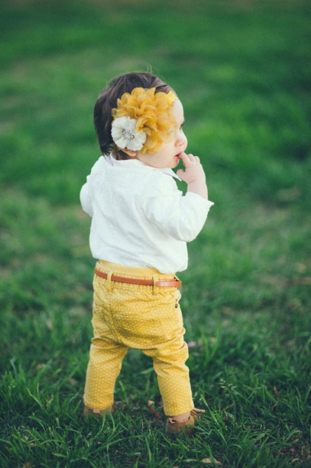 Babykläder för tjejer senap-gula-byxor-vit-blus-hårband-blommor