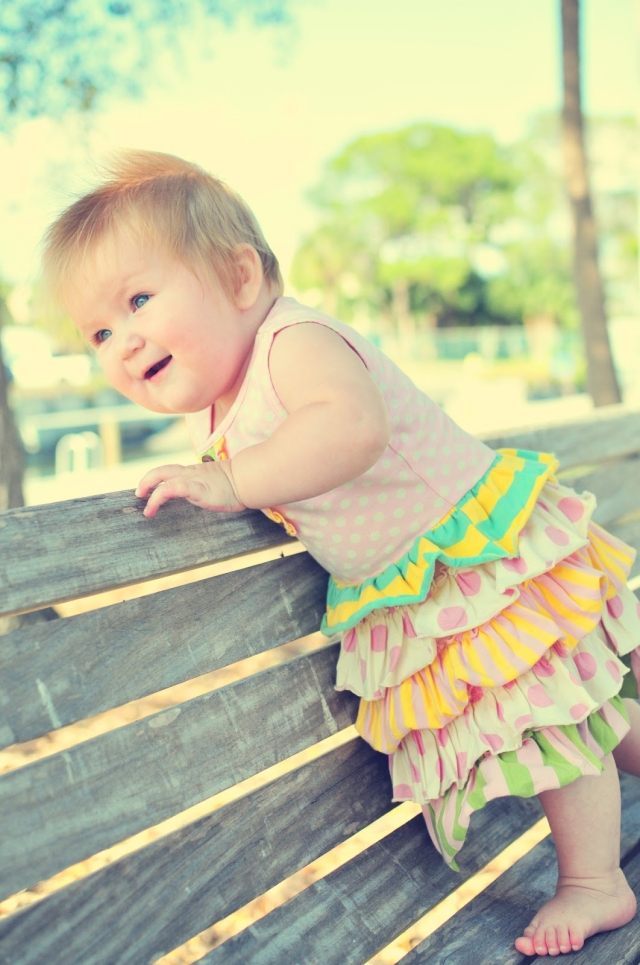baby-kläder-flicka-sundress-färgglada-krusiduller-steg