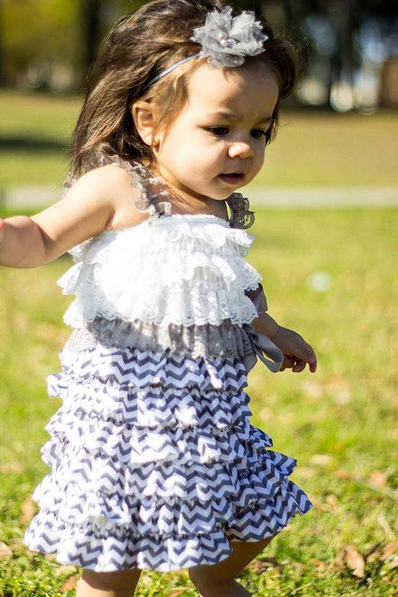 baby-mode-klänning-prassel-sicksack-mönster-vit-blå-spets-hårband