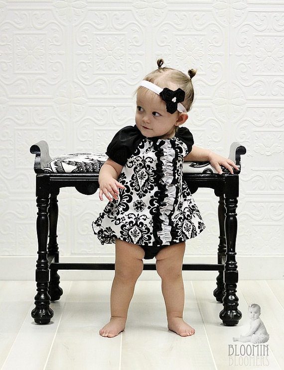 baby-mode-flicka-svart-vit-arabesk-mönster