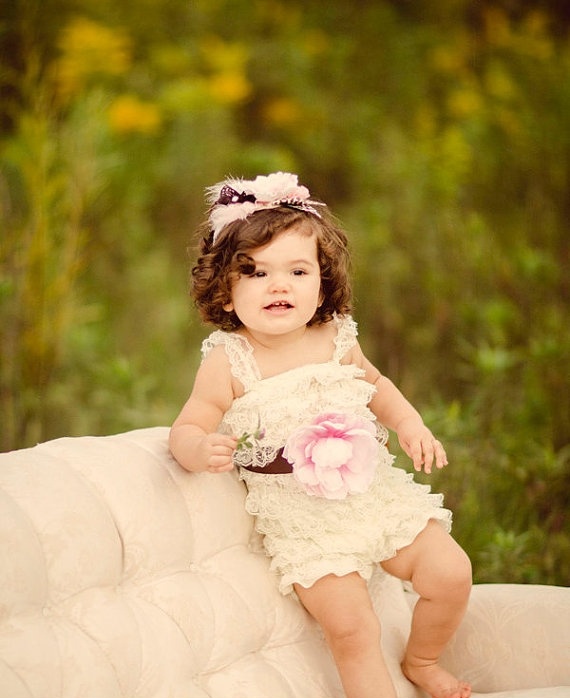 baby-mode-flicka-spets-klänning-grädde-vitt-blomma-bälte