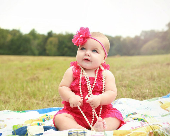 baby-mode-flicka-spets-klänning-fuchsia-färg-pannband-pärlhalsband