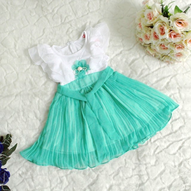 idéer-baby-klänning-turkos-blå-kjol-vit-topp