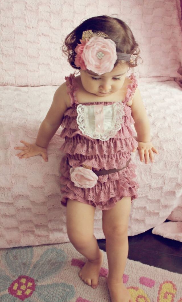 småbarn-tjej-outfit-idéer-skumma rosa-overall-tyg-ros-bälte-hårband