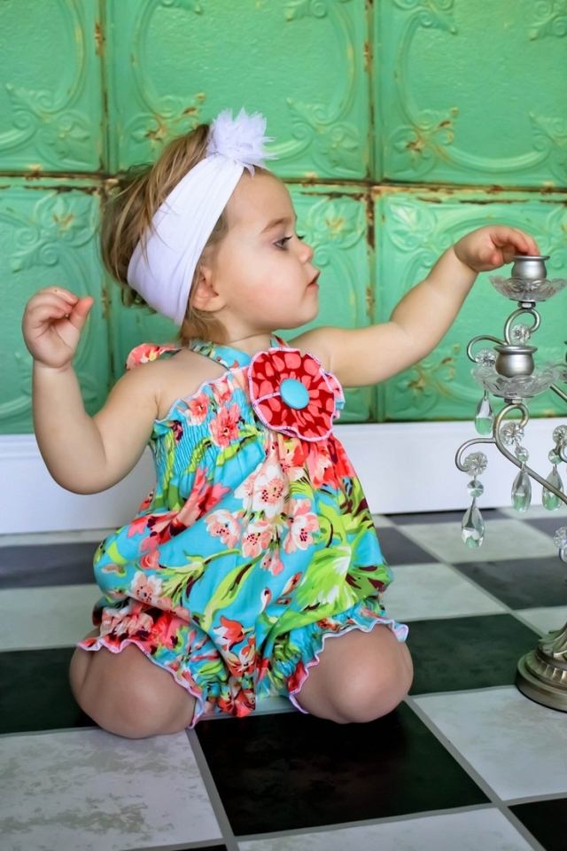småbarn-flicka-outfit-idéer-blommigt-mönster-klänning-sommar