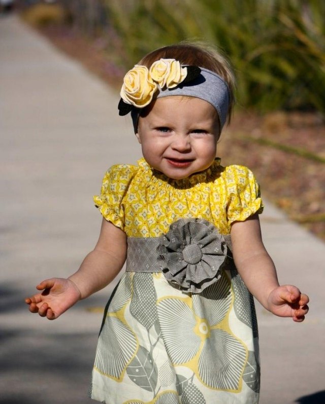 småbarn-flicka-outfit-idéer-grå-gul-mönstrade