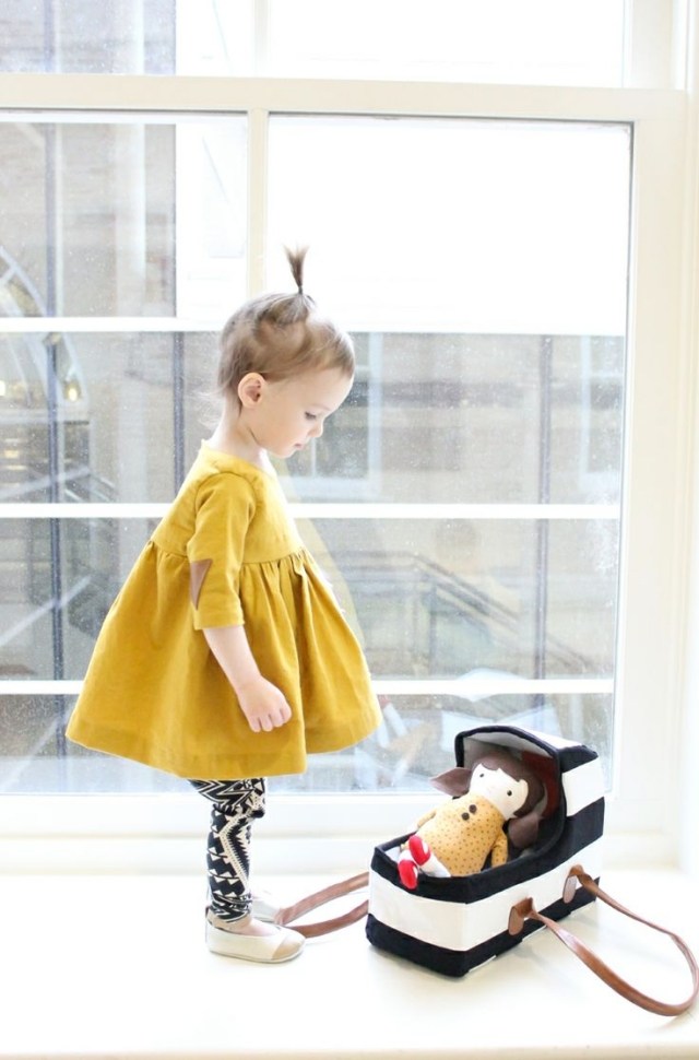 småbarn-tjej-outfit-idéer-höst-ockra-gula-klänningsklänningar