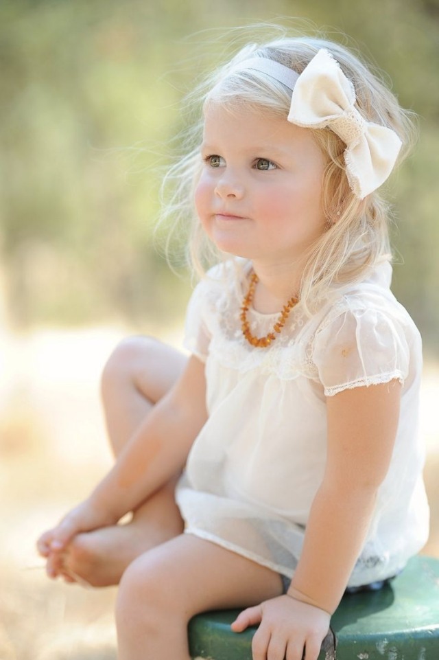 småbarn-tjej-outfit-idéer-sommar-grädde-vitt-hårband-rosett