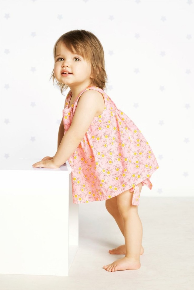 småbarn-flicka-outfit-idéer-sommar-klänning-rosa-sol-mönster