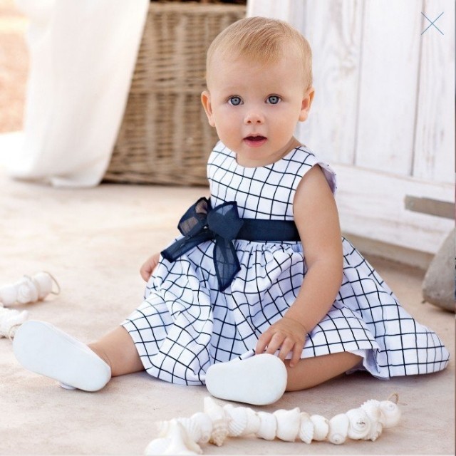 bebiskläder-sommar-tjej-klänning-vit-maritim blå