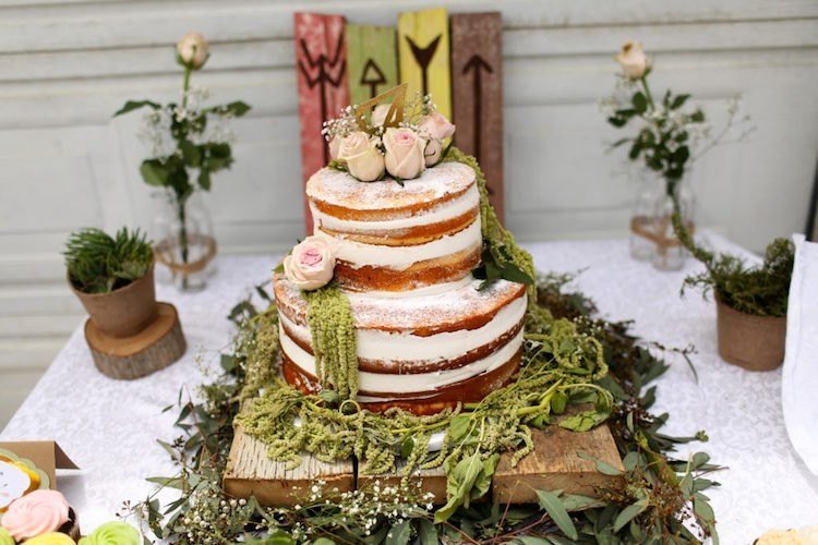 baby shower cake boho style naked cake roses deco