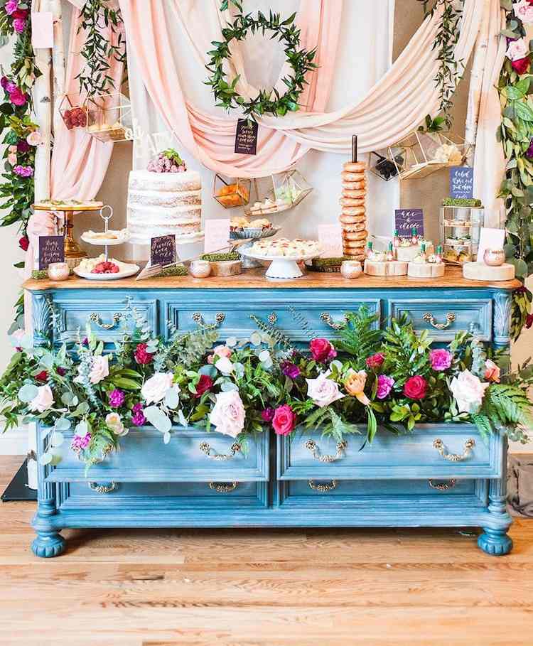 original idéer baby shower dekor gamla byrå blommor