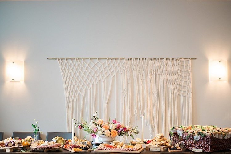enkel baby dusch dekoration boho stil macrame väggdekoration