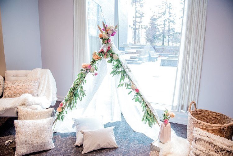 liten tipi baby shower gåva blommor dekoration