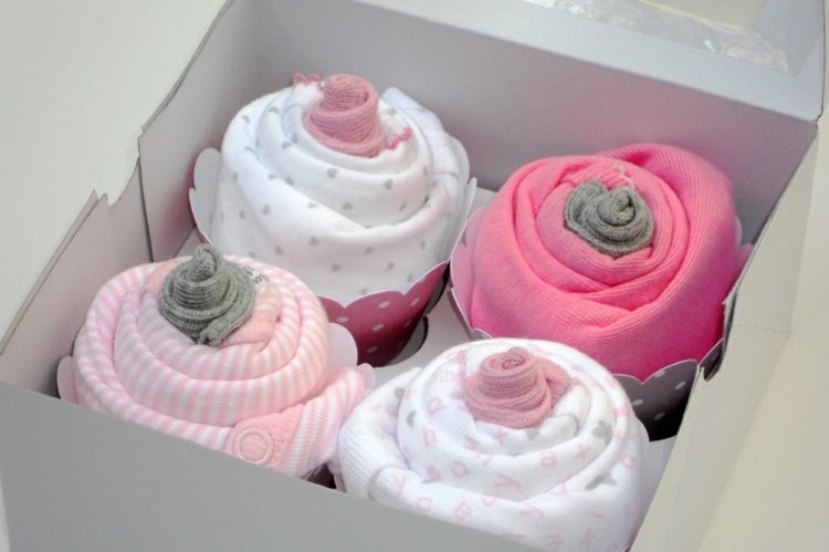 Baby shower-presentaskar-cupcakes-gör-det-själv-vit-rosa-romper passar-baby strumpor