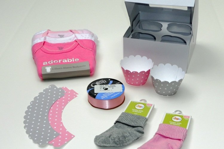 Babyshower gåvor cupcakes-formade-ljusgrå-rosa-rompers-baby-strumpa-rosett