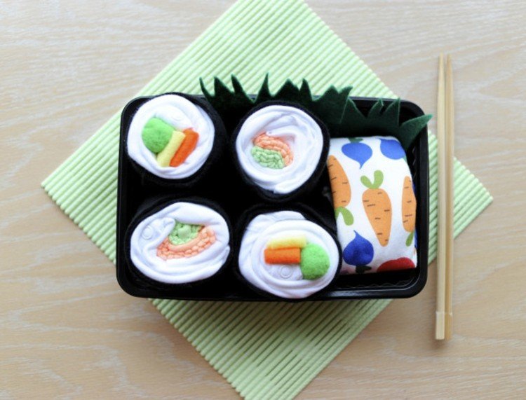 Baby shower-gåvor-sushi-set-baby-kläder-gör-det-själv-pyssel-vit-baby strumpa-wasabi-grön-bobble