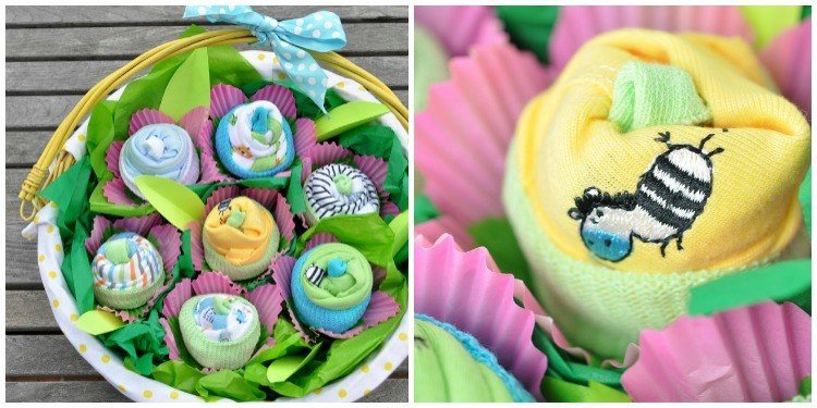 Baby shower presenter muffins-korg-gör-dig-ljus-blå-rosa-gul-baby strumpa-rosetter-bågar-dekoration