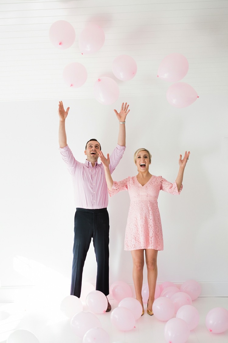 kön avslöjar baby-foto-framtida-föräldrar-ballonger-rosa-kläder