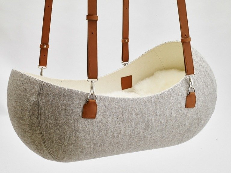 babyvagga tillverkad av filtgrå designkongongband läderpäls