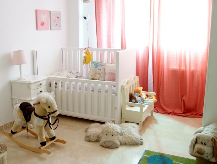 Babyrum-uppsättning-tjej-vit-rosa-ombre-gardiner-plyschleksaker