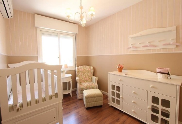 Babyrum-beige-rosa-möbler-säkert-kvalitet-var uppmärksam